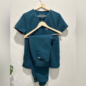 Figs Caribbean blue scrub set